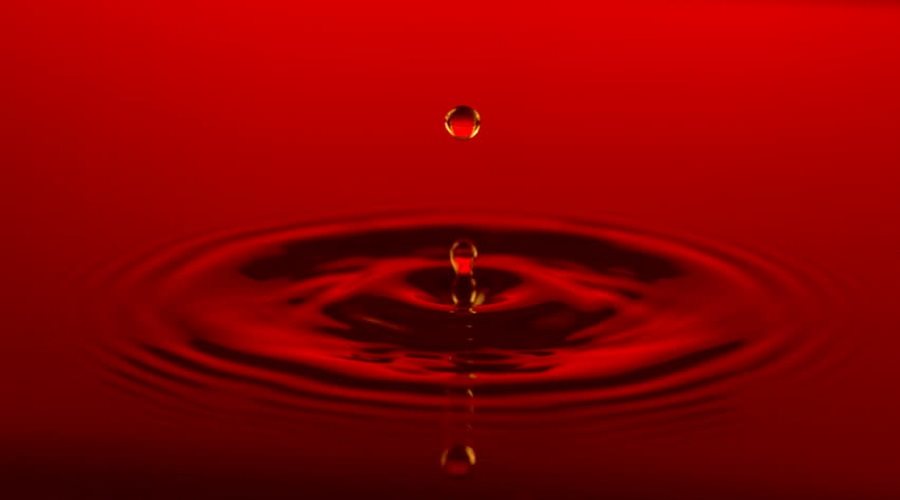 Красная вода видео. Красные капли. Красные капли воды. Капли воды на Красном фоне. Красный фон вода.