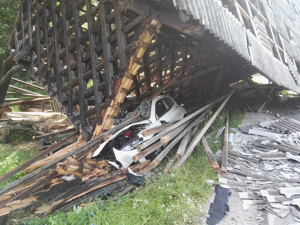 Umrl je sopotnik v avtomobilu 