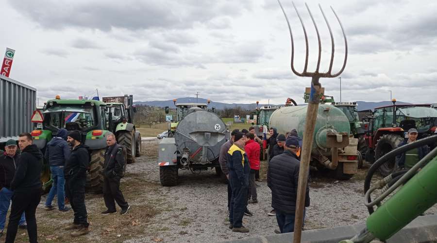 Kmetje imajo dovolj - na ta dan v Ljubljano z 2000 traktorji