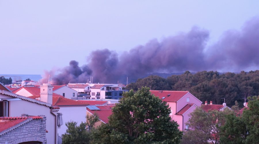 Požar zajel znano marino, kjer dopustuje tudi veliko Slovencev - požar še vedno ni pod nadzorom!