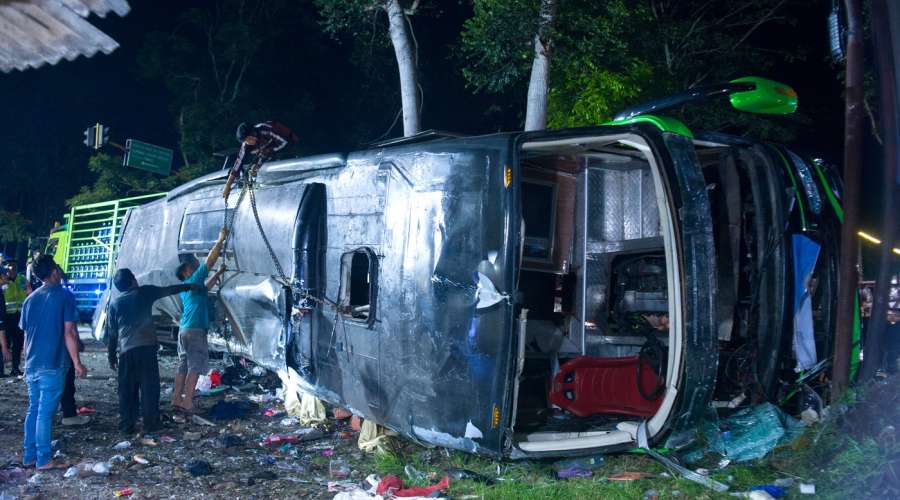 Foto: V nesreči šolskega avtobusa ugasnilo 11 življenj
