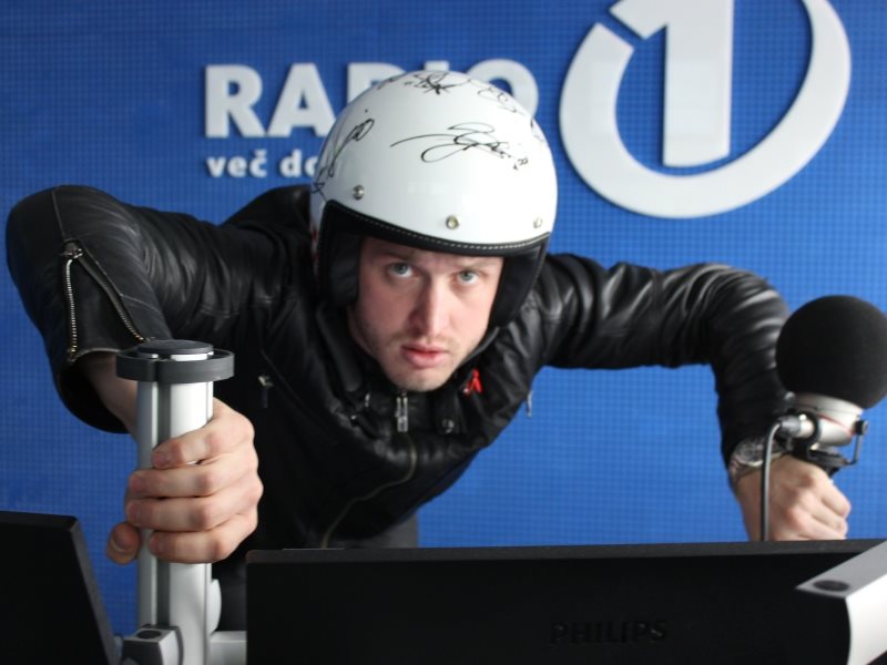 Predali smo čelado s podpisi slavnih Moto GP dirkačev