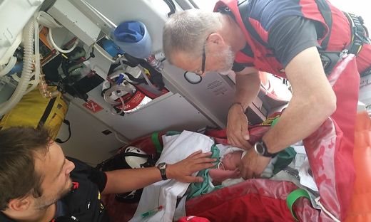  Dojenček je bil s helikopterjem prepeljan v bolnišnico v Gradec; foto: ÖAMTC