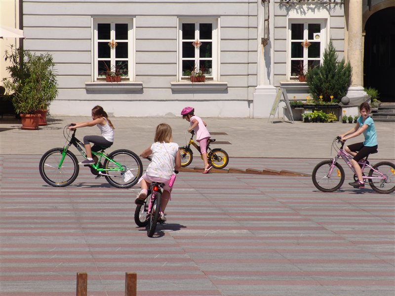 Otroci so se s kolesi vozili po poligonu.