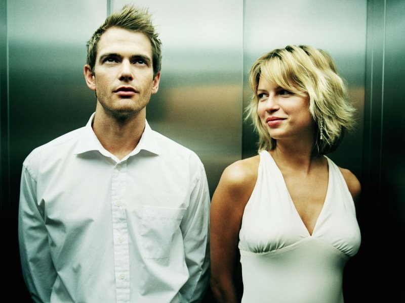 Mala šola flirtanja - govorica telesa, ki se ji NE BO mogel upreti