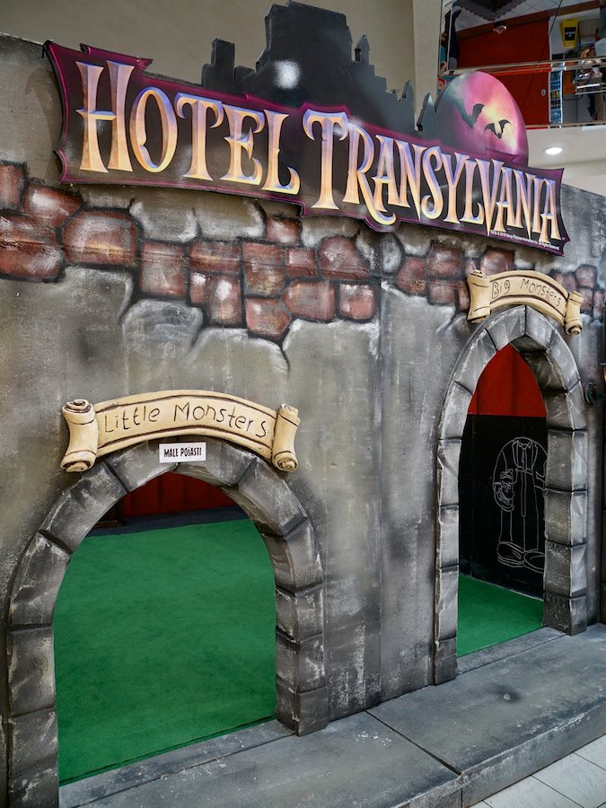 Hotel Transilvanija je privabil že številne, ki so si drznili vstopiti v neznani svet pošasti. Foto: Bojan Mihalič