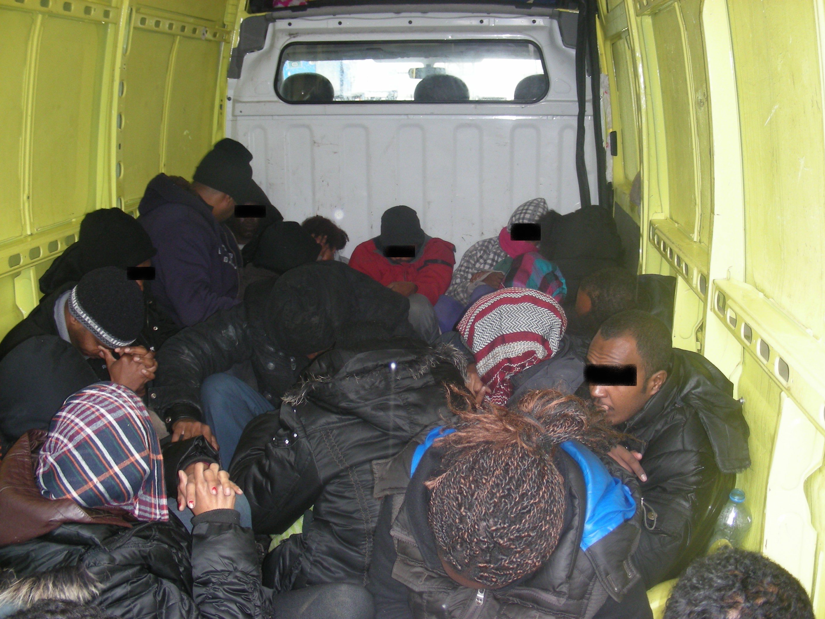  Državljana Srbije sta v kombiniranem vozilu tihotapila 22 tujcev