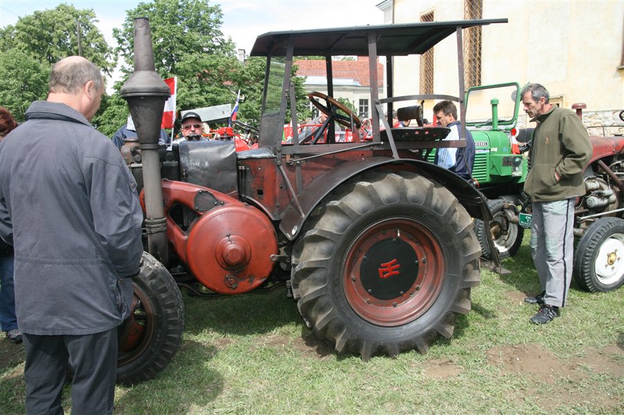 Stari traktorji na ogled na Stari Gori.