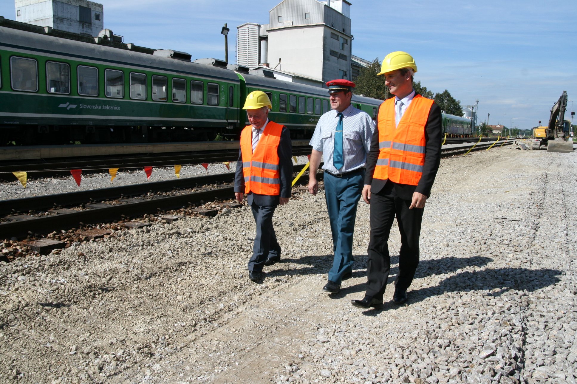  Ministra Stanko Stepišnik in Samo Omerzel sta se sprehodila po železniški progi v Ljutomeru.