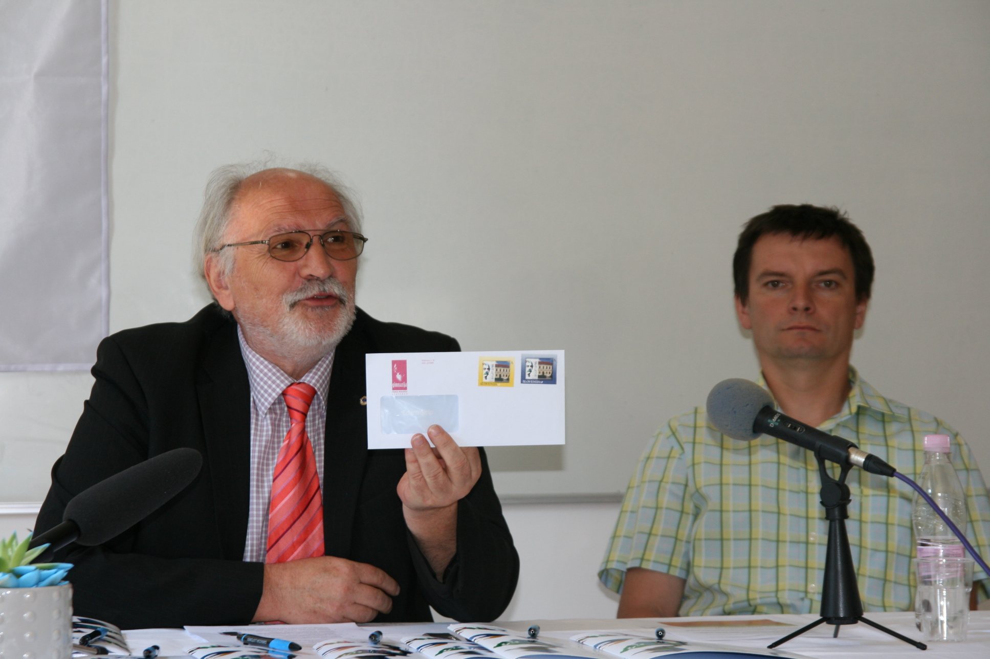  Ravnatelj ljutomerske gimnazije Zvonko Kustec in profesor zgodovine Franc Čuš sta predstavila priložnostno znamko.