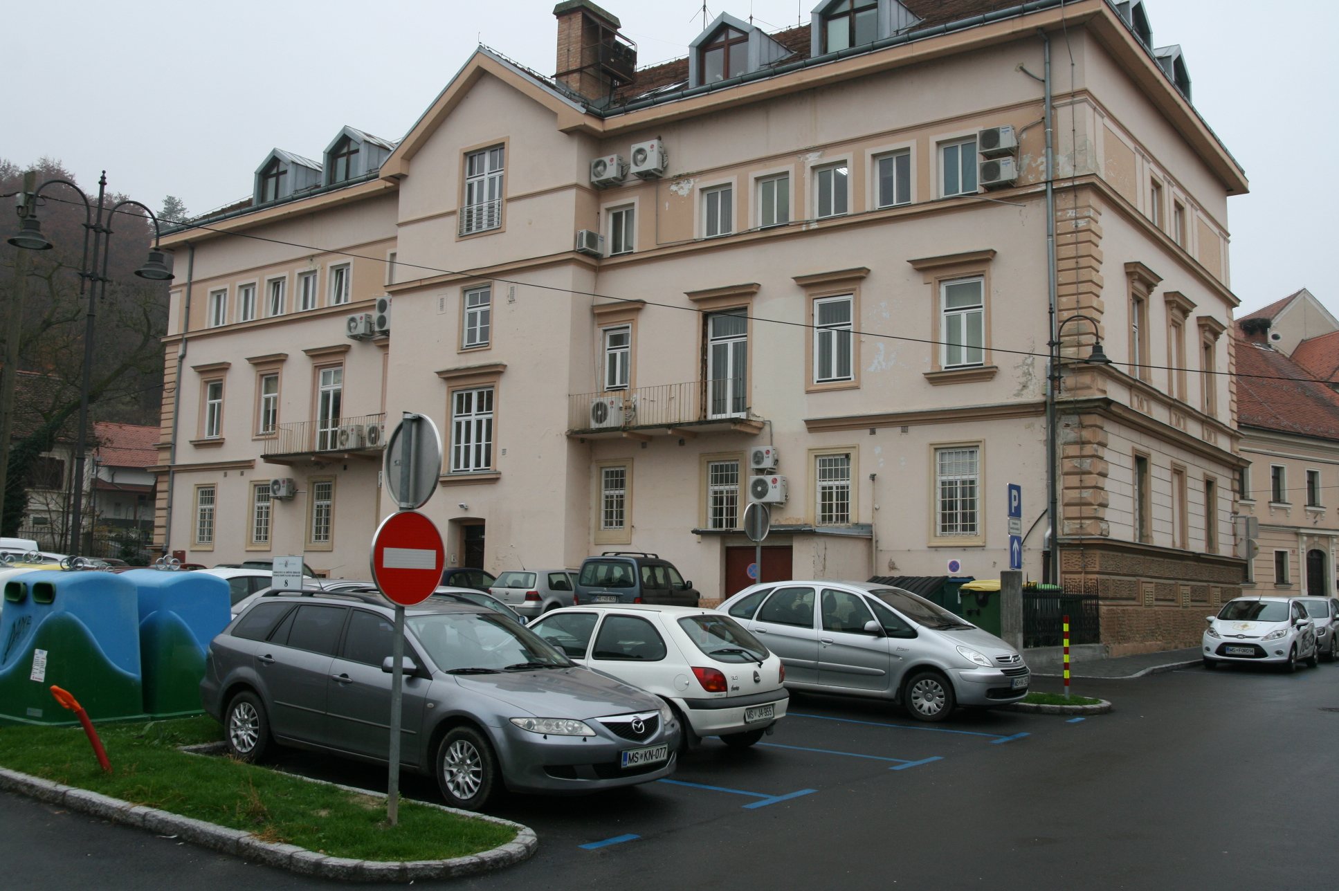  Za občinsko zgradbo v Ljutomeru so tudi parkirišča za stranke.