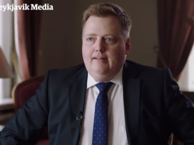 Islandski minister brez sramu vstane in odide!