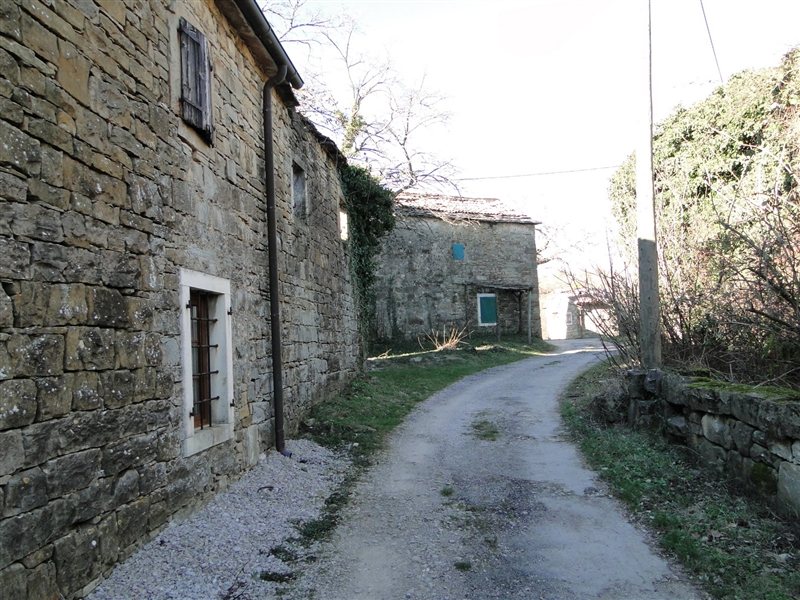 Podeželje slovenske Istre je lačno obnove. Na sliki vidimo naselje Abitanti, iz katerega so se zaradi odročnosti domačini izselili, predvsem v obmorska mesta.