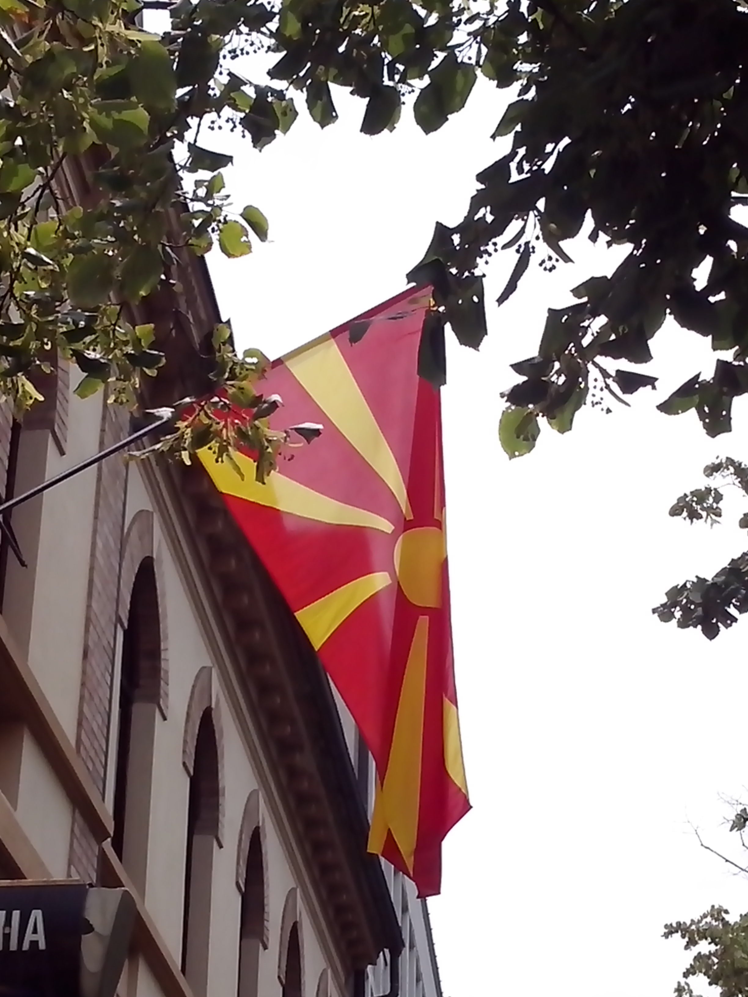  Na stavbikonzulata plapola makedonska zastava