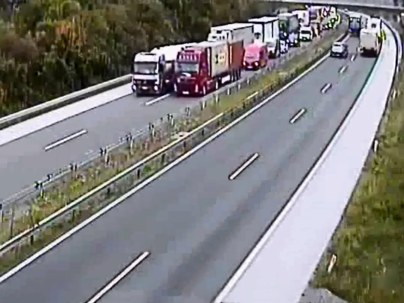 Kamiona še prilila olje na ogenj