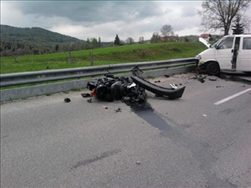 Motorist nesreče ni preživel.
