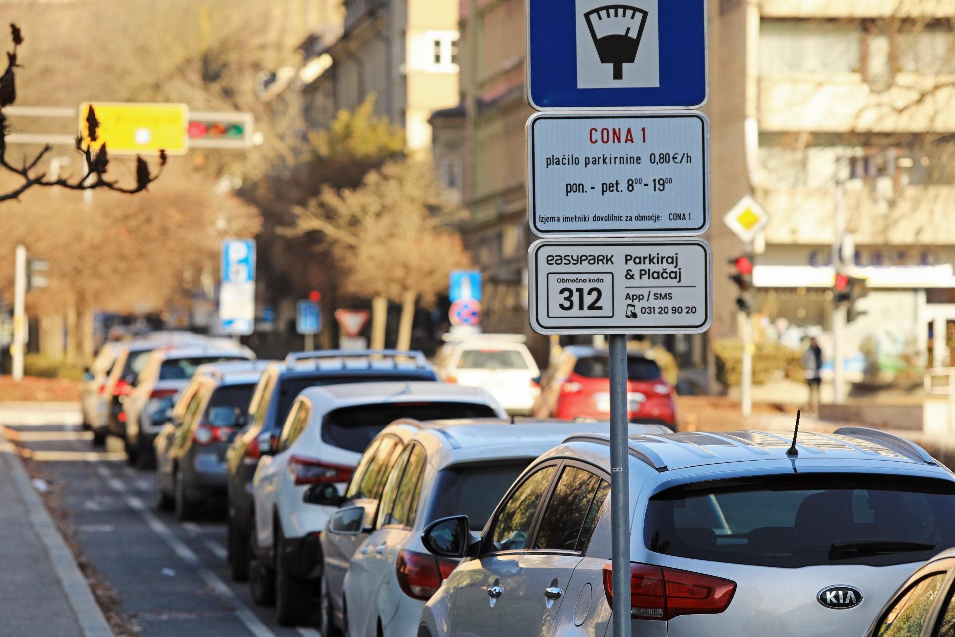 Brezplačno parkiranje v Mestni občini Maribor, a le za uporabnike javnega potniškega prometa.