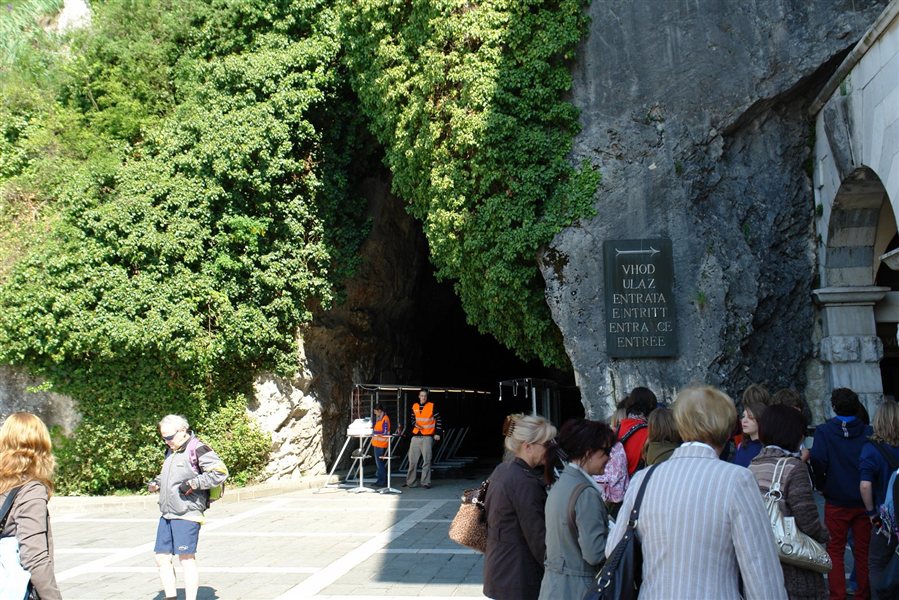 Doslej se je po Postojnski jami sprehodilo že več kot 34 milijonov obiskovalcev