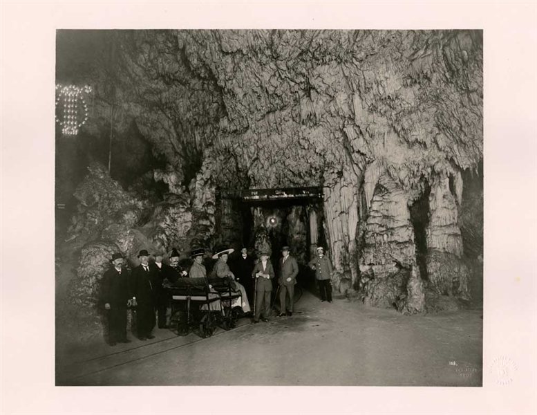 V Postojnski jami vodijo evidenco obiskovalcev vse od daljnega leta 1819.