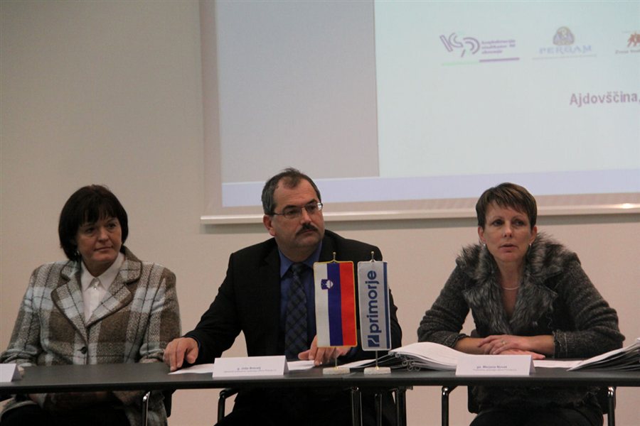 Po besedah predsednice uprave Marjane Novak(na sliki desno) je nova pogodba podobna prejšnji in zagotavlja zaposlenim boljše pogoje kot panožna kolektivna pogodba.