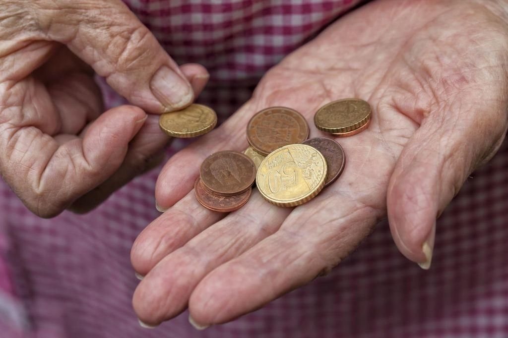 V Sloveniji je 58.000 ljudi, starejših od 65 let, ki živijo v revščini. 