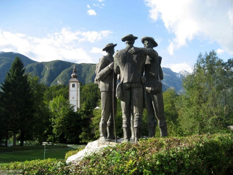 Spomenik štirim srčnim možem na Ribčevem Lazu