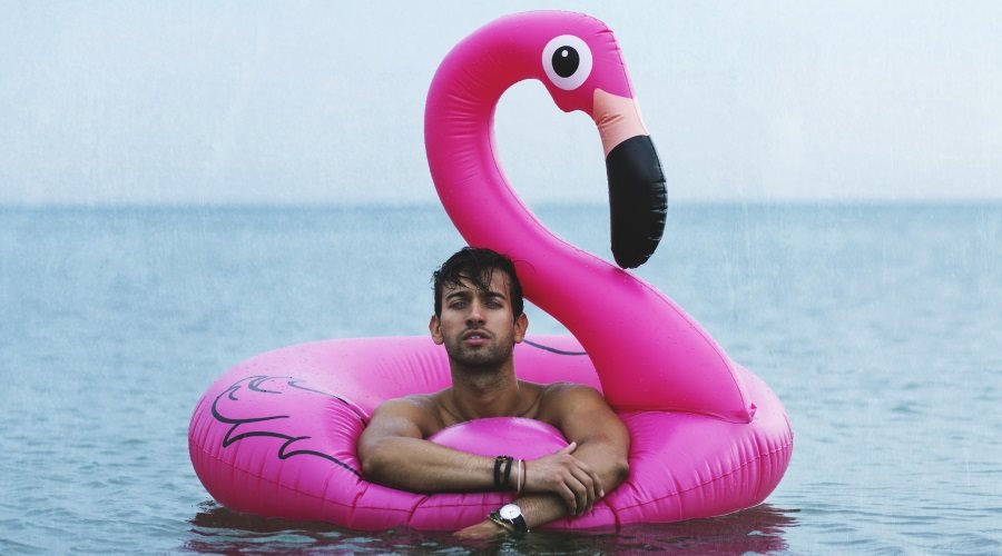 Obalna straža rešuje Čeha, ki ga je z napihljivim flamingom odneslo na sredino blejskega jezera