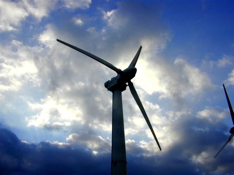 Strokovnjaki so mnenja, da je vetrna energije sicer ekološka. Vendar pa je na takšen način pridobljena energija relativno zanemarljiva, majhna in nepomembna. Alternative je tako potrebno iskati drugje.
