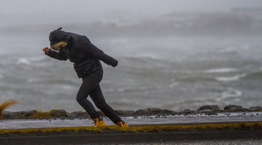 Strokovnjak za hojo o težavah z vetrom: Ponekod nastajajo zastoji in prihaja do verižnih trčenjev pešcev