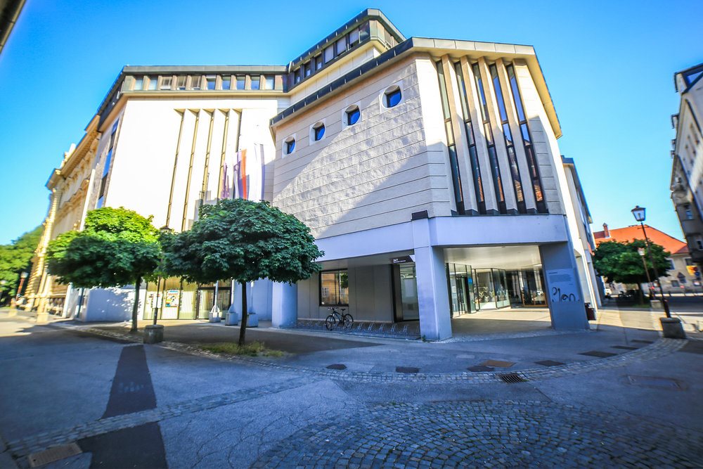  UKM je osrednja univerzitetna knjižnica Univerze v Mariboru, hkrati pa tudi varuje kulturno dediščino.