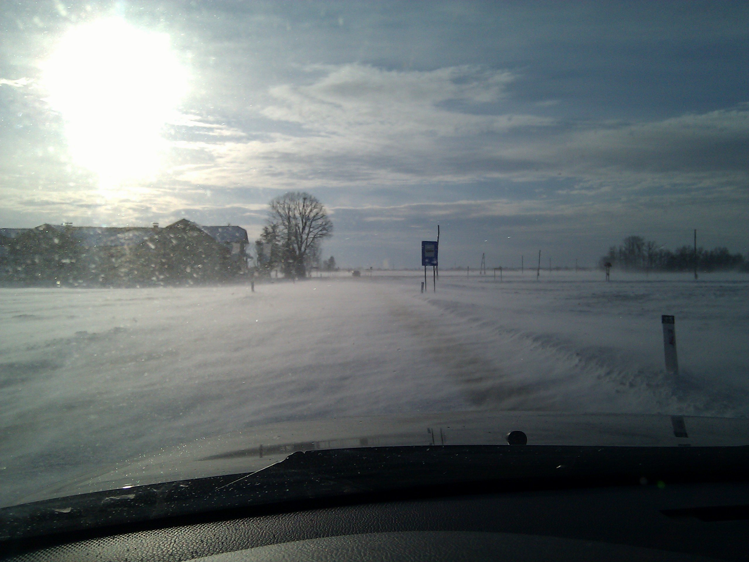 Snežni zameti na cesti Tišina - Murska Sobota, foto: Matjaž Cör